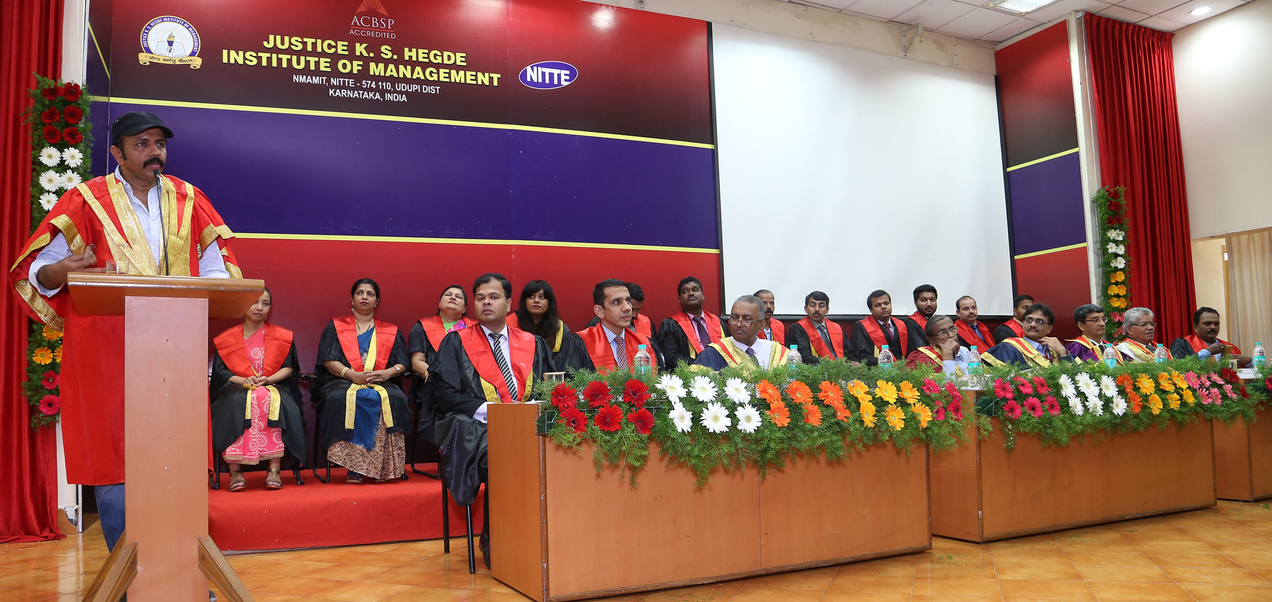 ಸಮಾಜಕ್ಕೆ ಉಪಯುಕ್ತ ಕೊಡುಗೆ ನೀಡಲು ಪ್ರಯತ್ನಿಸಿ: ಪ್ರಕಾಶ್ ಬಾರೆ